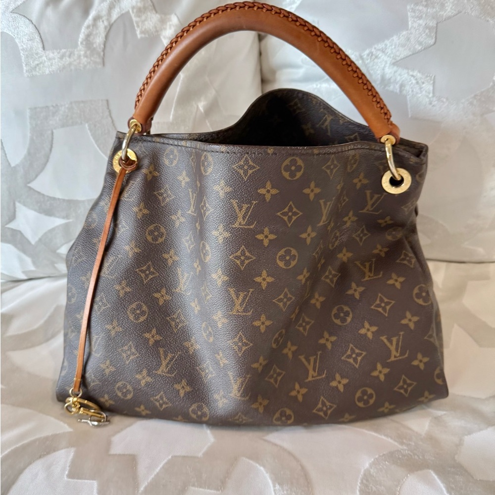Louis Vuitton Artsy MM Bag